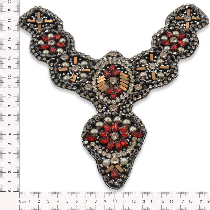 Aplique para cuello con pedrería roja y detalles metálicos de 20 cm