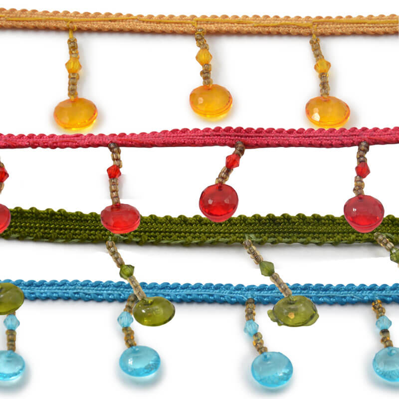 galón con piedras decorativas colgantes