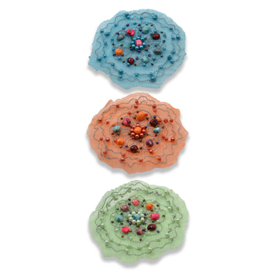 Aplique textil con tul y piedras de colores