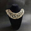 Cuello bordado con pedrería y perlas en tono rosado de 20 cm