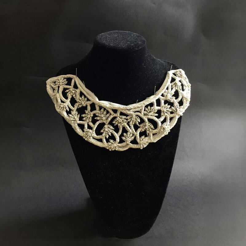 Cuello bordado con pedrería y perlas en tono rosado de 20 cm