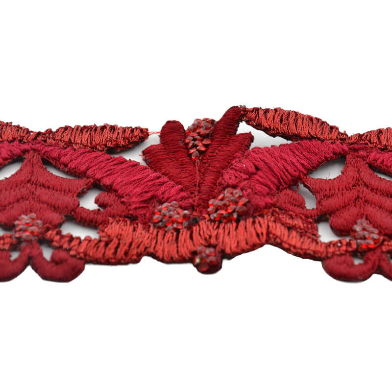 tira bordada roja con relieve