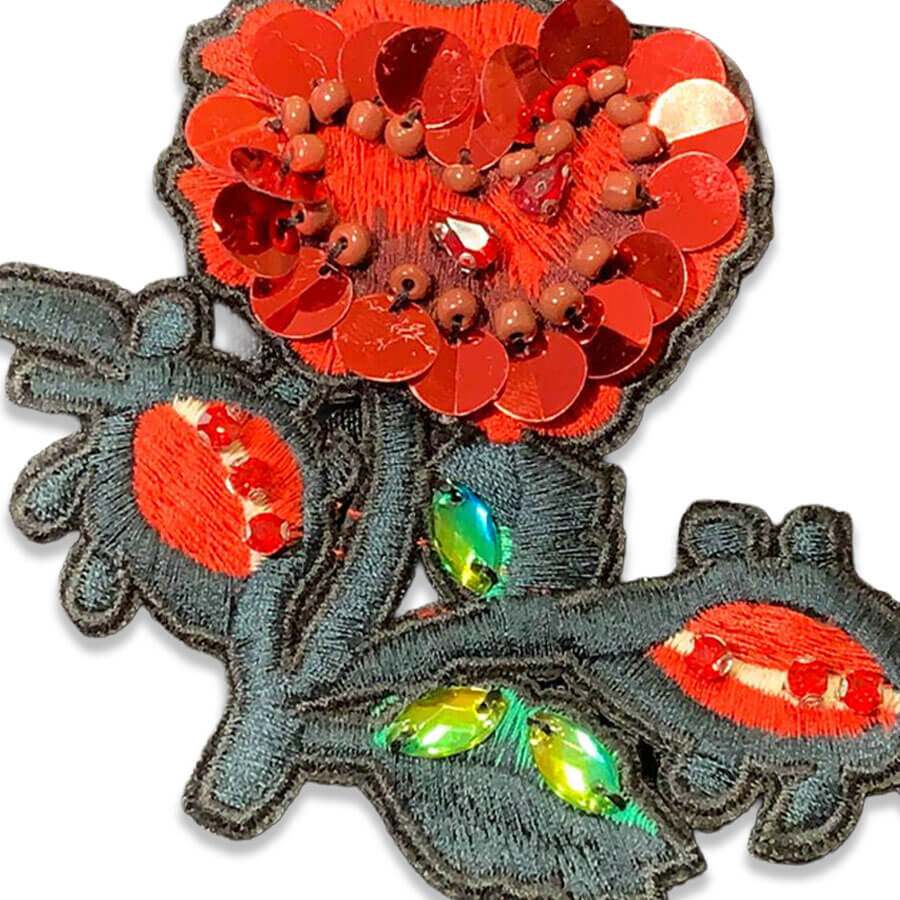 Aplique de flor con pedrería y lentejuelas rojas