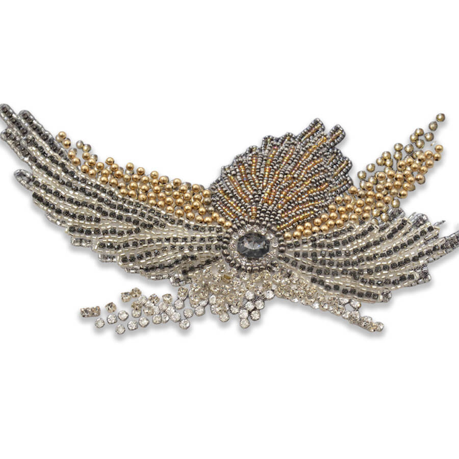 Aplique ornamental con strass y cuentas metálicas