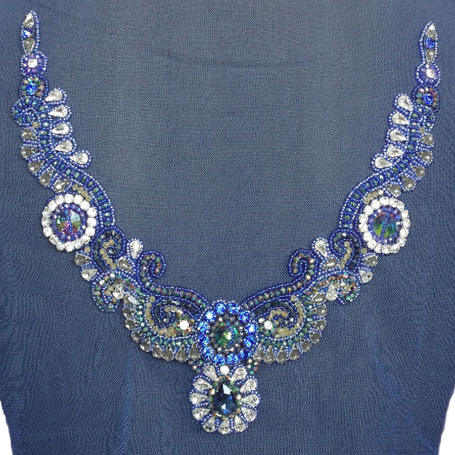 Aplique de cuello con cristales azules