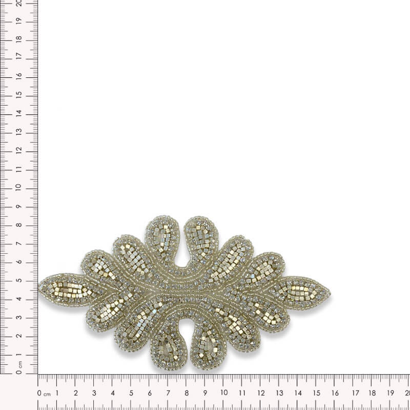 Aplique decorativo simétrico con pedrería plateada