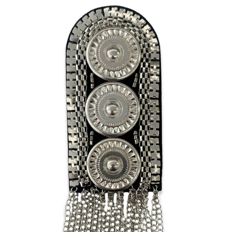 Hombrera con flecos de cadena metálica en color plata