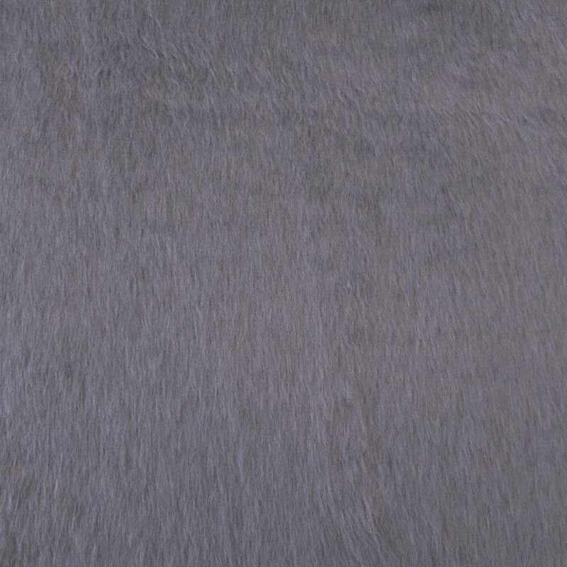 pelo sintético gris claro