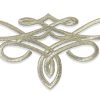 Detalle de aplique textil bordado en oro viejo para decoración de prendas
