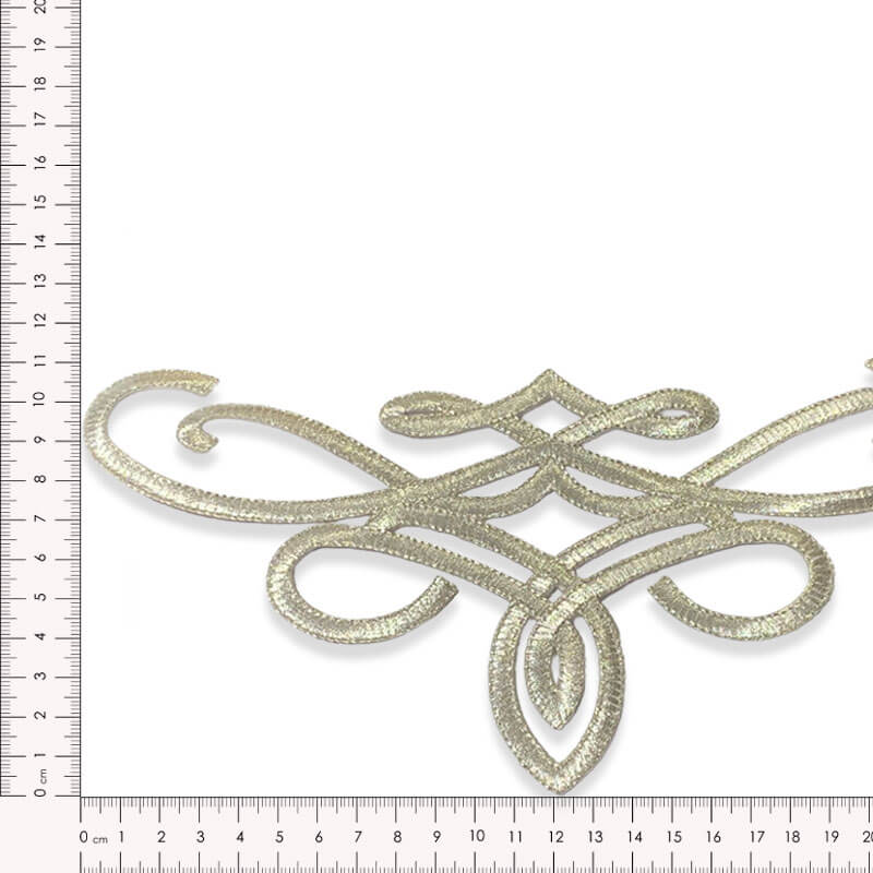 Aplique decorativo bordado oro viejo con diseño ornamental alargado