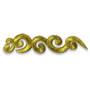 Detalle de aplique bordado en relieve en tono oro