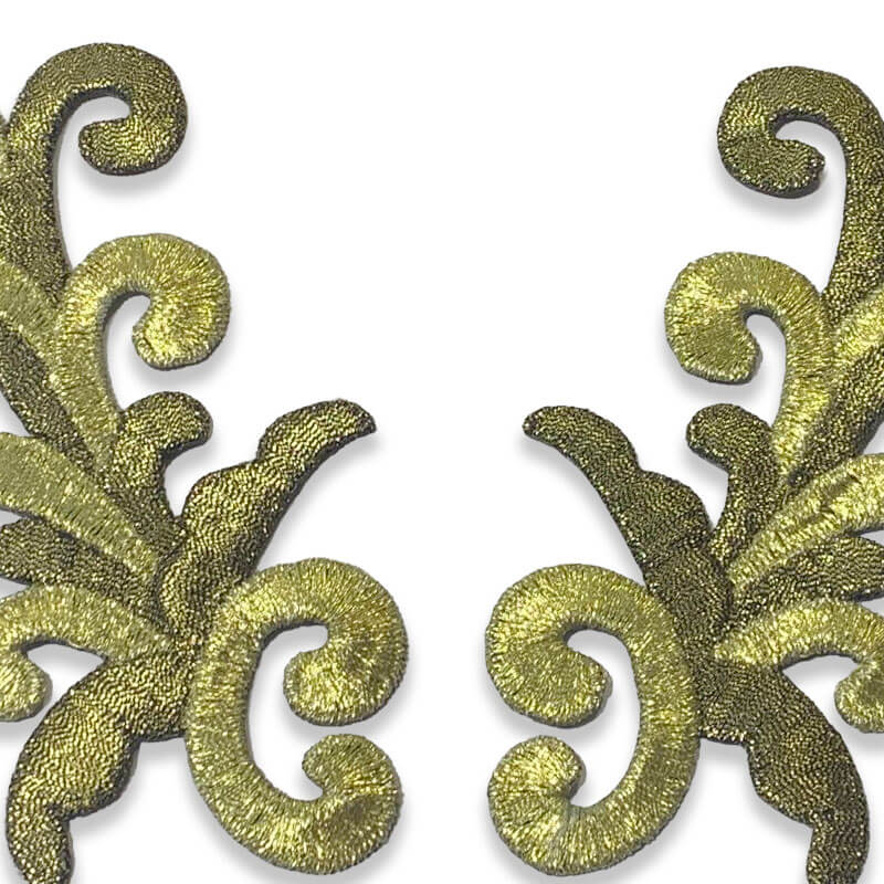 Detalle de apliques bordados oro con relieve textil