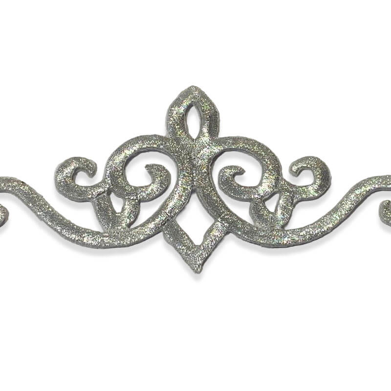 Aplique decorativo bordado en plata con diseño ornamental