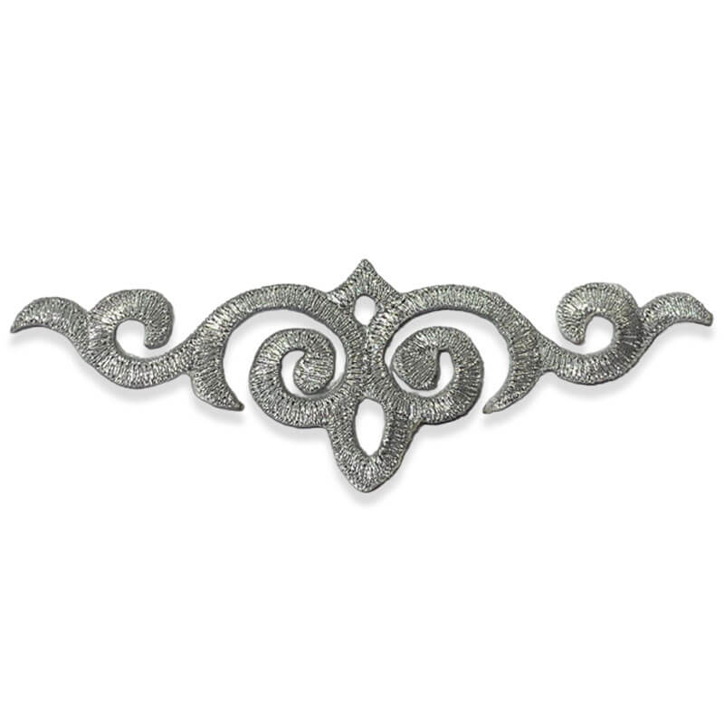 Detalle de aplique bordado ornamental metálico para prendas