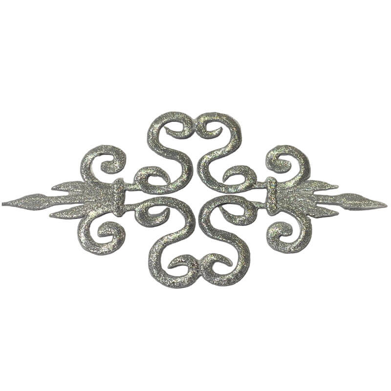 Aplique bordado ornamental de 15 cm en color plata para confección