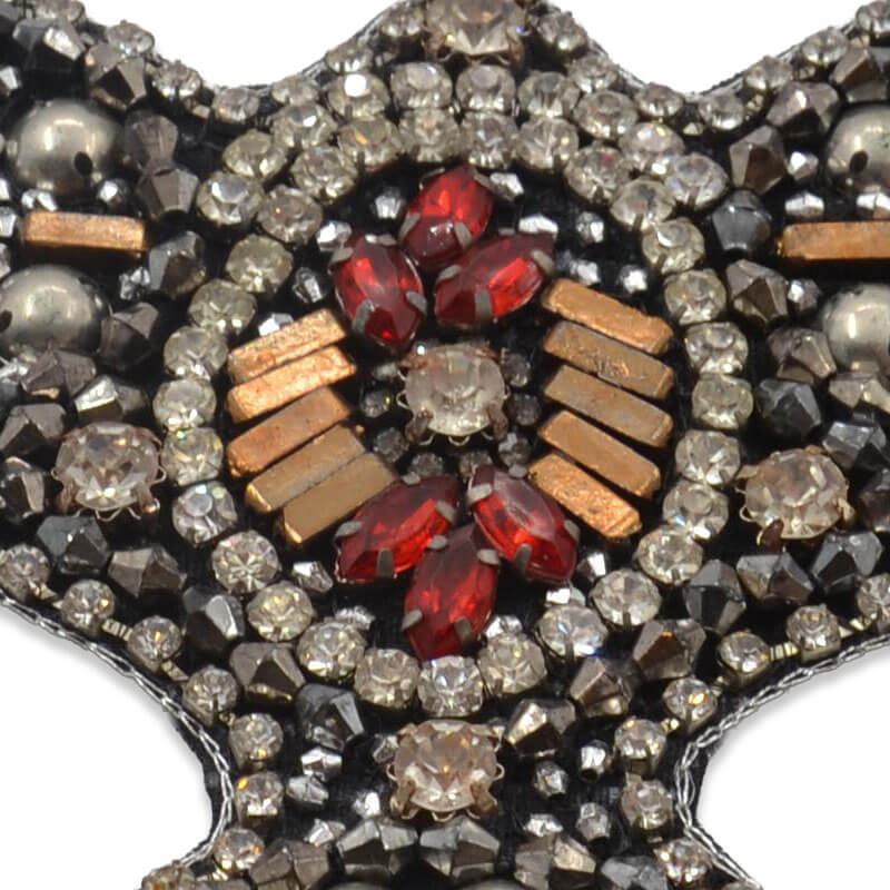 Detalle de aplique con bordado denso y piedras brillantes