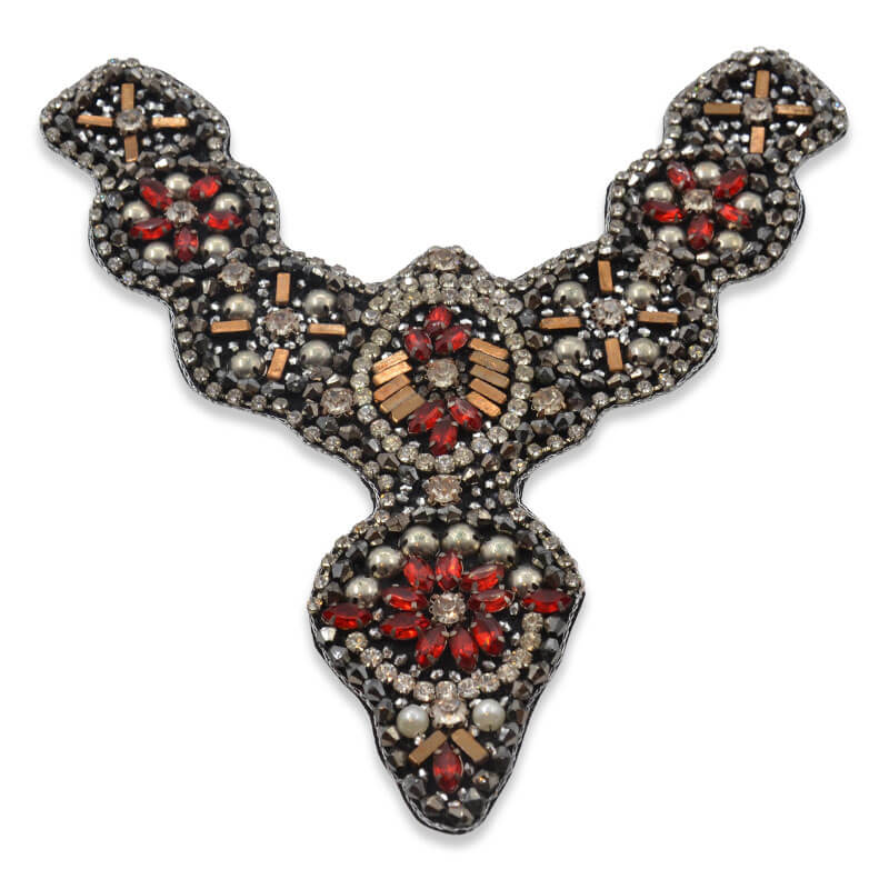 Aplique decorativo con cristales rojos y cuentas metálicas