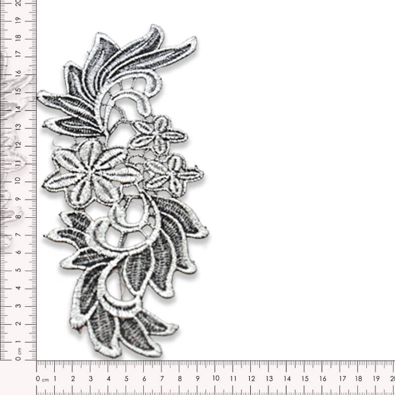 Aplique textil en plata vieja con diseño floral