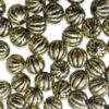 Bolas metálicas doradas con relieve estriado