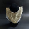 Cuello decorativo con diseño en cascada y acabado brillante