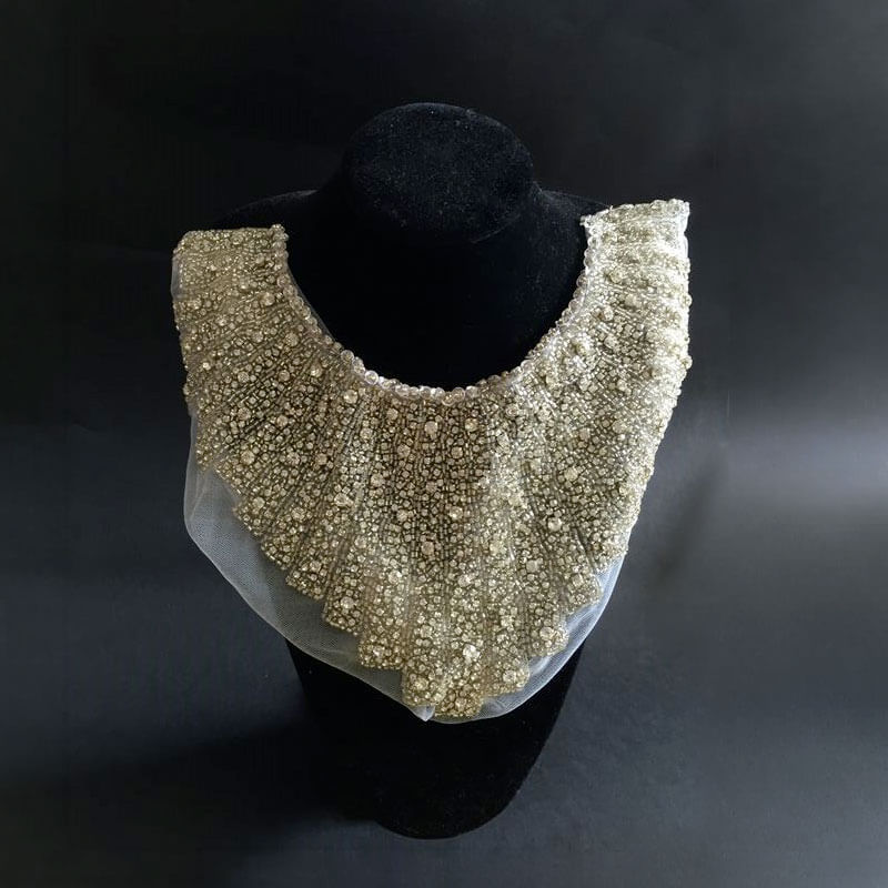 Cuello decorativo con diseño en cascada y acabado brillante