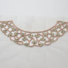 Cuello bordado con pedrería y perlas en tono rosado de 20 cm