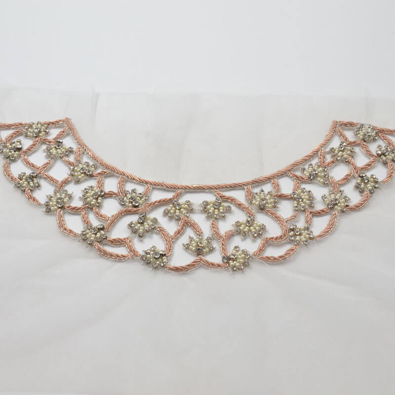 Cuello bordado con pedrería y perlas en tono rosado de 20 cm