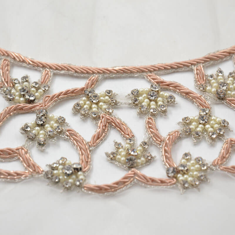 Cuello bordado con pedrería y perlas en tono rosado de 20 cm