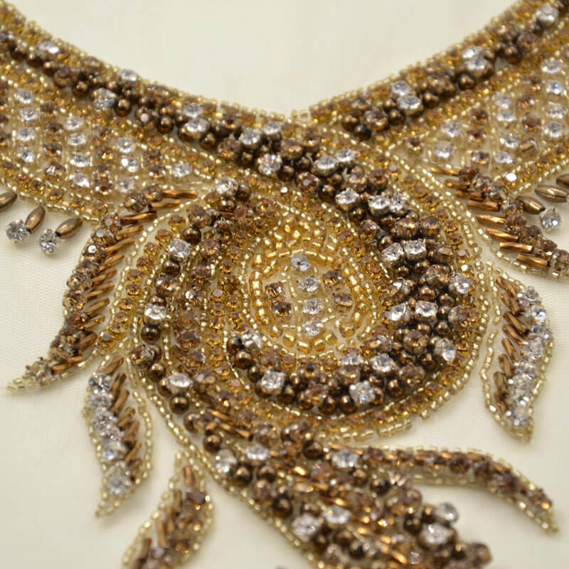 Cuello ornamental con pedrería y acabado brillante