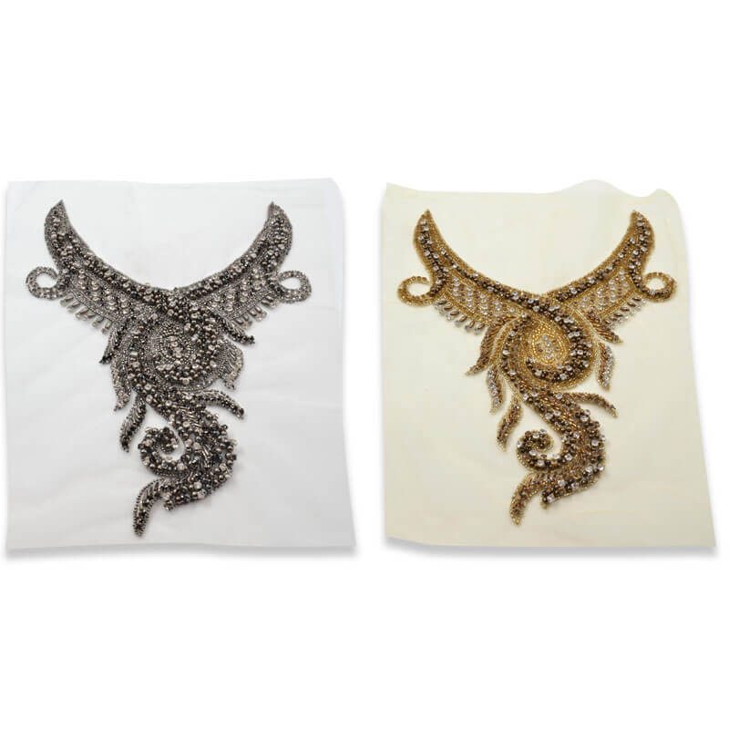 Cuello bordado con pedrería en colores negro y oro de 30 cm