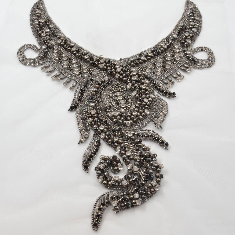 Aplique de cuello con cristales y cuentas en diseño fantasía