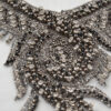 Cuello decorativo con cristales en tonos oscuros y dorados