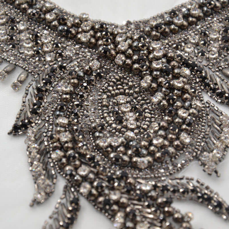 Cuello decorativo con cristales en tonos oscuros y dorados