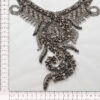 Pasamanería tipo cuello con diseño elaborado y caída inferior