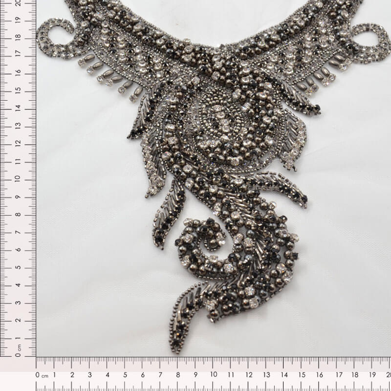 Pasamanería tipo cuello con diseño elaborado y caída inferior