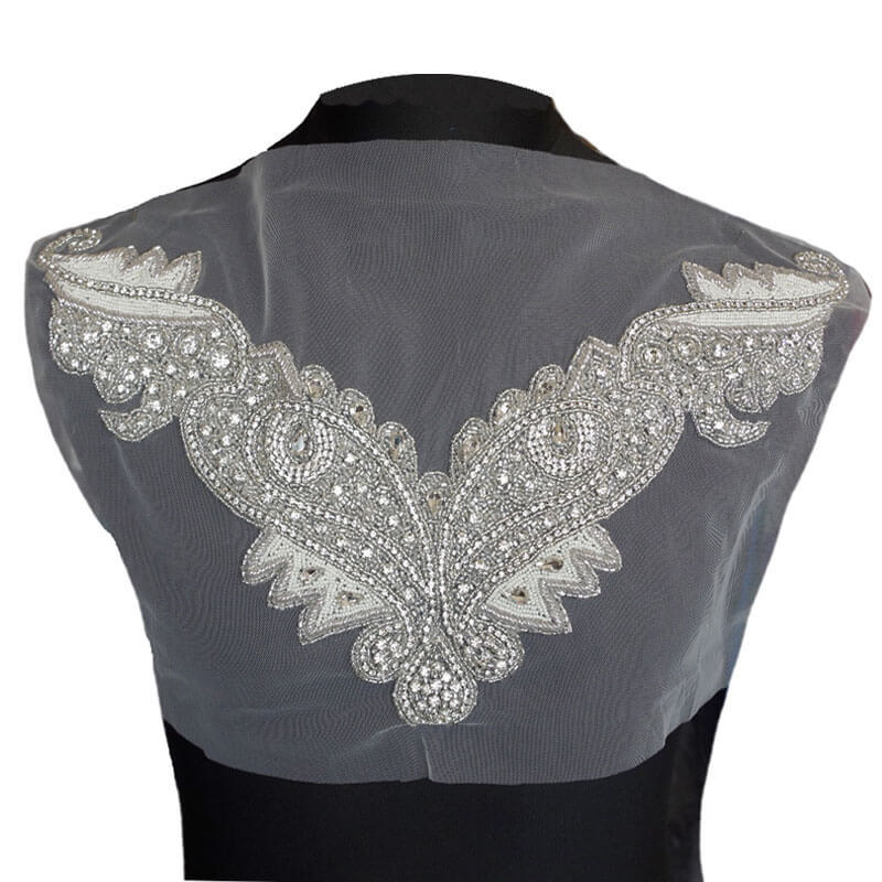 Aplique de cuello con cristales sobre base transparente