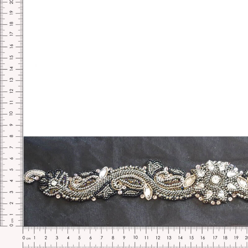 Cinturón negro bordado con cristales