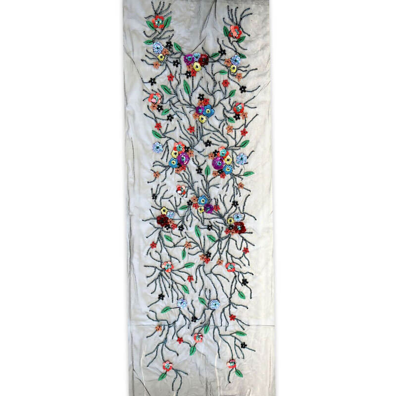 Panel bordado floral sobre tul con flores multicolor