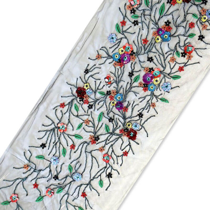 Aplique de flores bordadas con cuentas sobre tul