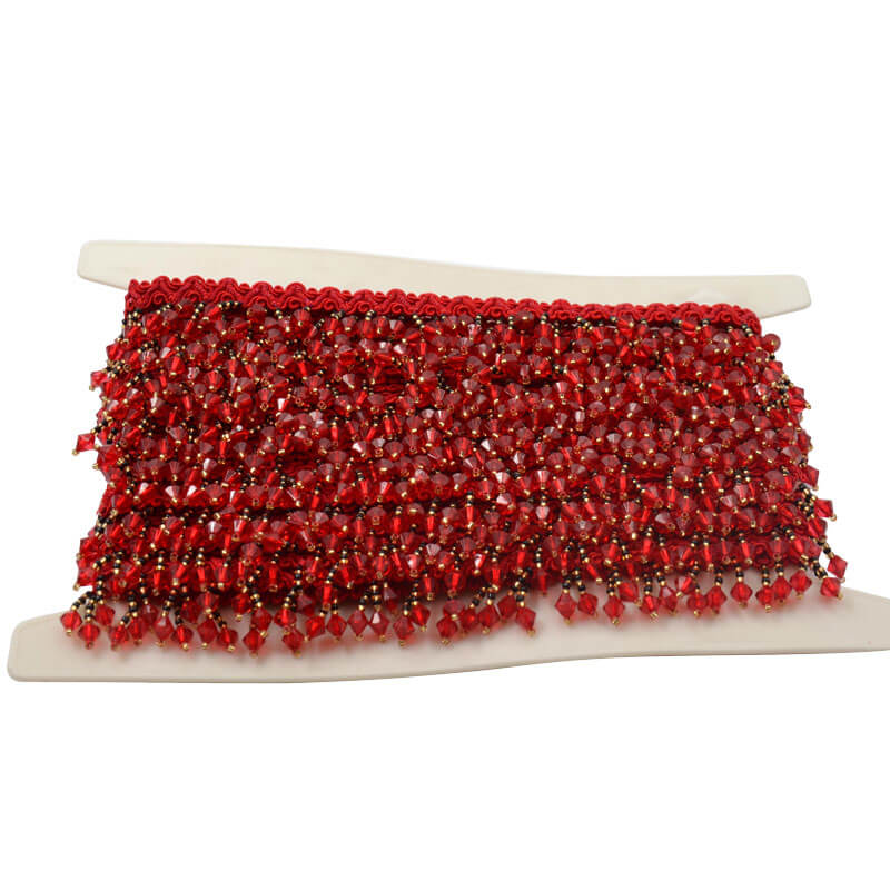 fleco rojo con piedras rojas y cuentas doradas