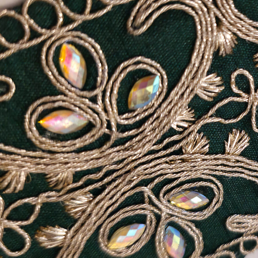 Tira decorativa con bordado floral verde