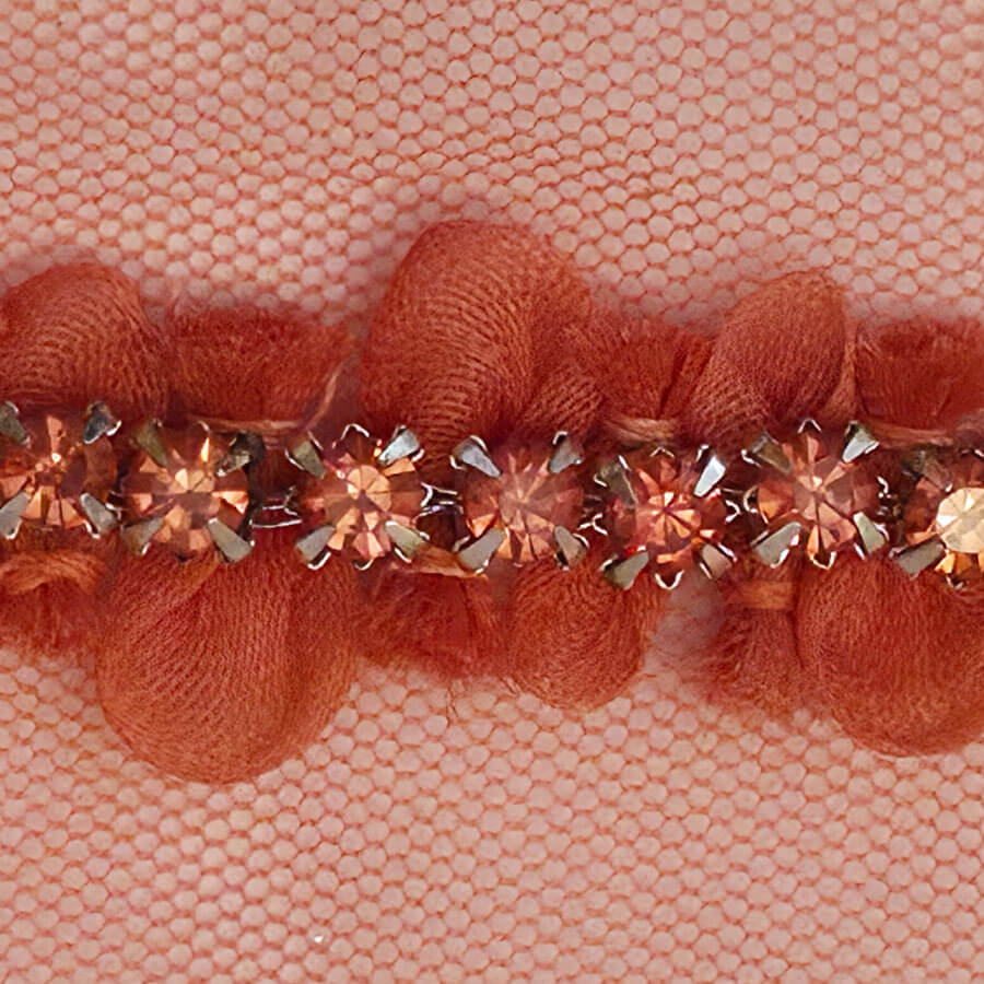 Galón coral con pedrería decorativa