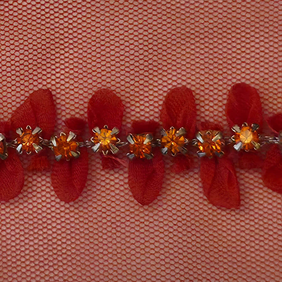 Pasamanería roja con tul y cristal
