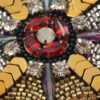 Adorno textil negro con detalles oro y plata