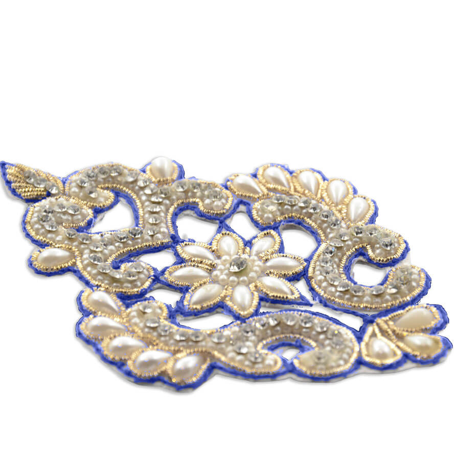 Aplicación textil perforada con strass y perlas