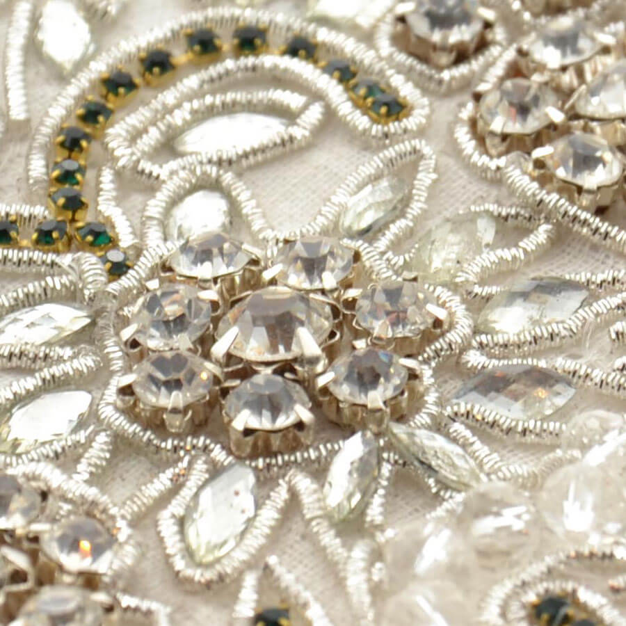 Aplicación textil con pedrería y bordado elegante