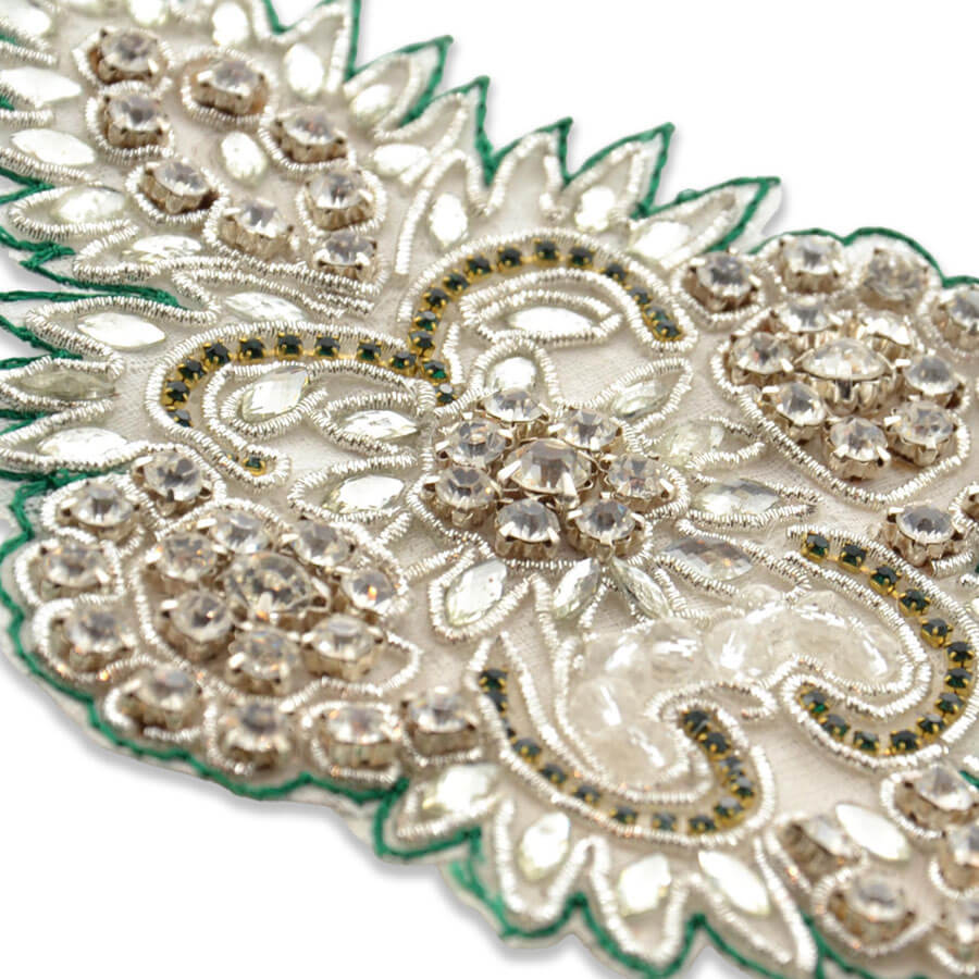 Bordado ornamental con strass para confección