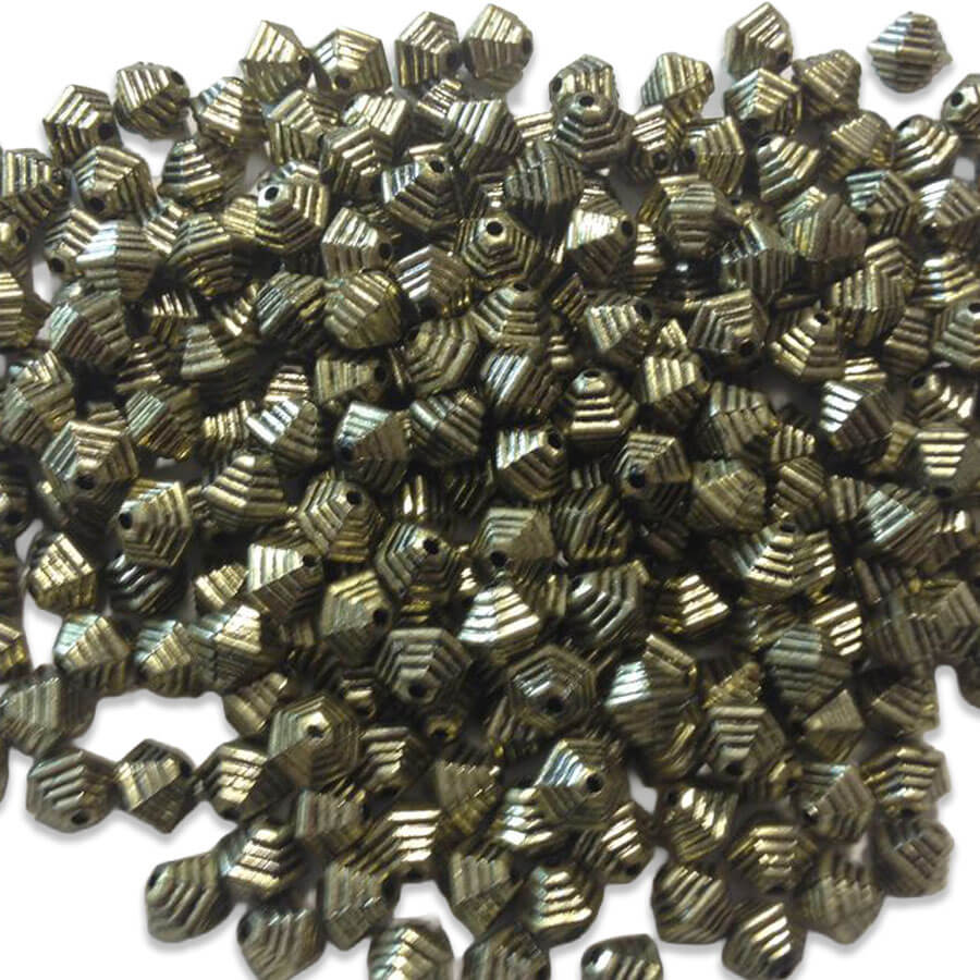 Abalorios decorativos con forma piramidal en acabado metal envejecido