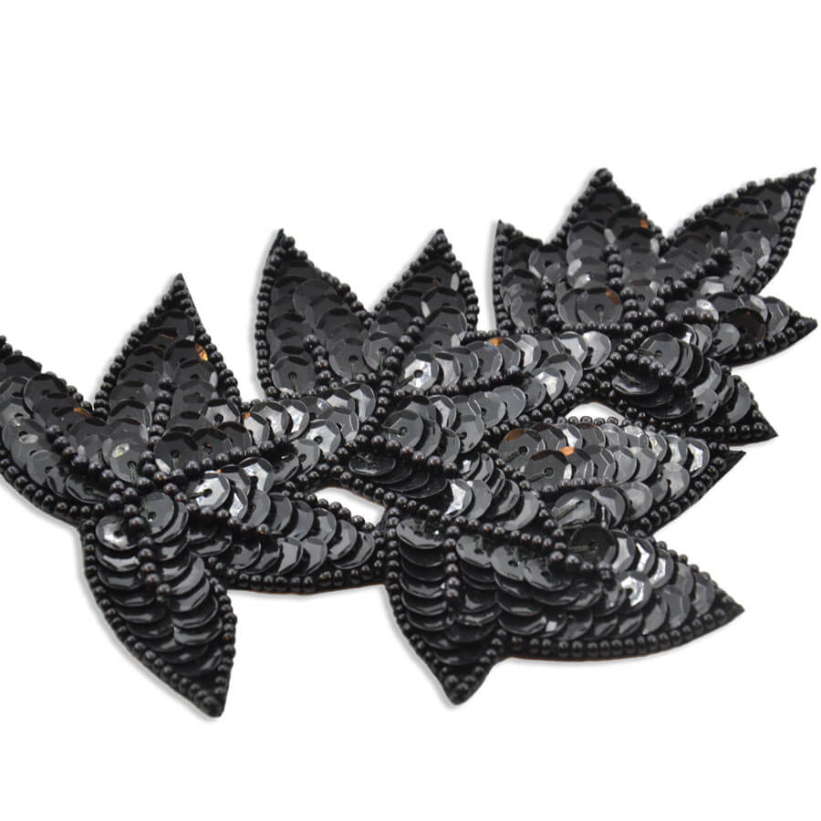 Aplique ornamental con lentejuelas negras