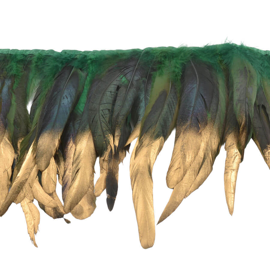 Plumas verdes decorativas con acabado dorado brillante